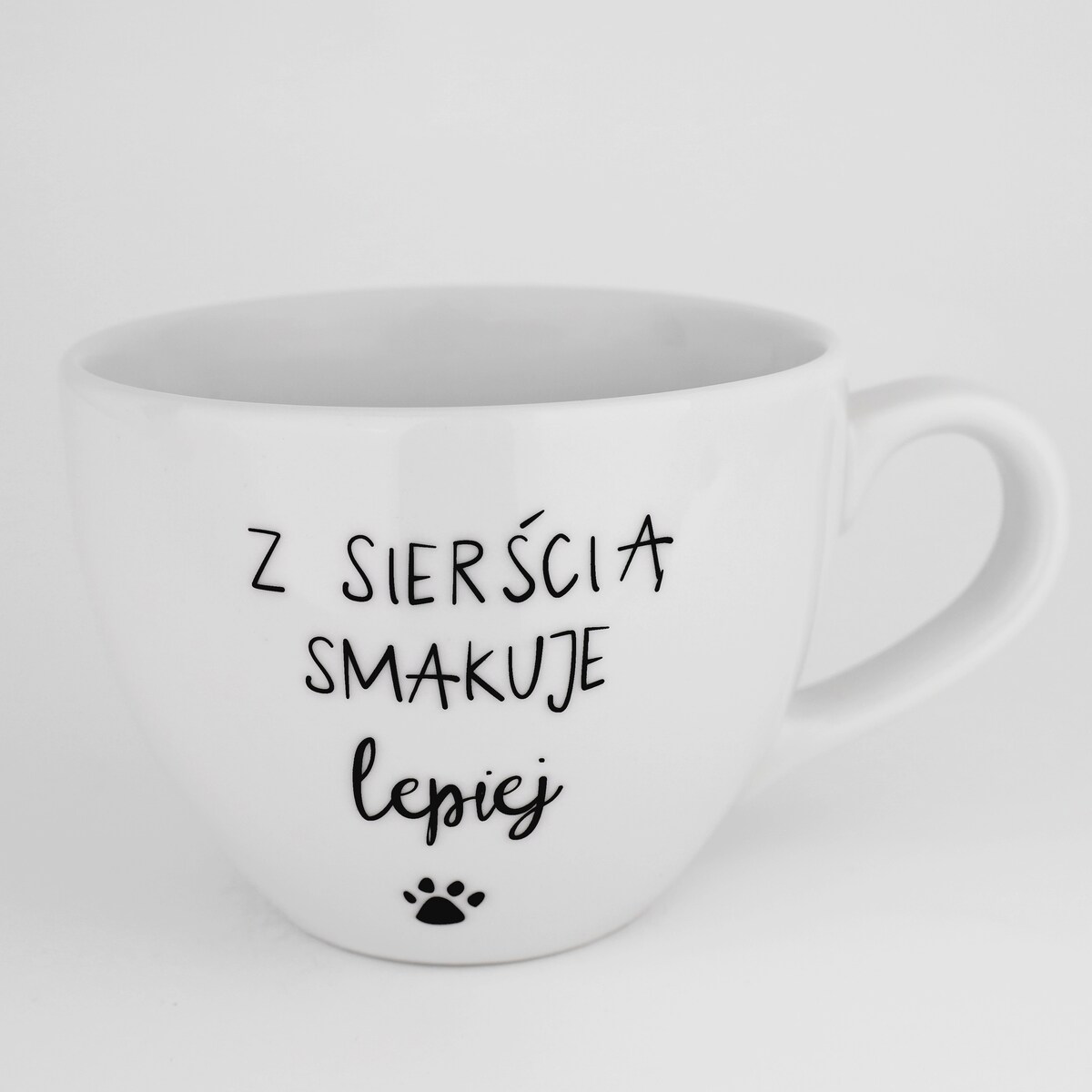 Biały kubek porcelanowy 500 ml - Z sierścią smakuje lepiej na dzień zwierząt dla miłośników psów i kotów