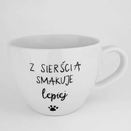 Biały kubek porcelanowy 500 ml - Z sierścią smakuje lepiej na dzień zwierząt dla miłośników psów i kotów