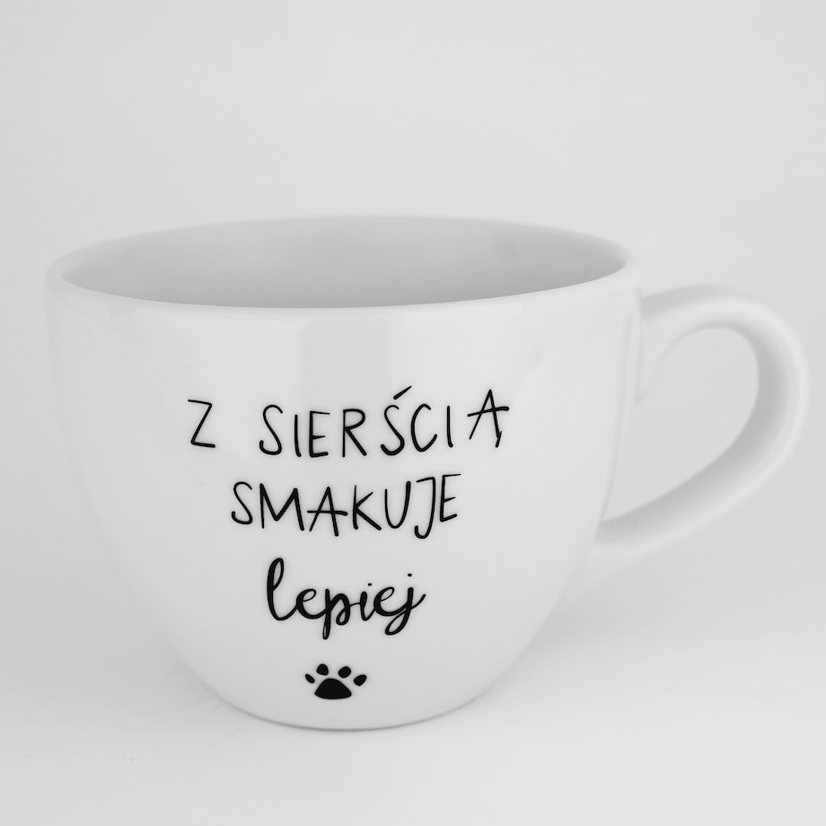 Biały kubek porcelanowy 500 ml - Z sierścią smakuje lepiej na dzień zwierząt dla miłośników psów i kotów
