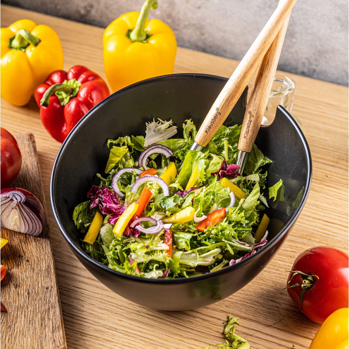 Porcelanowa misa czarna 23cm do sałatek z łyżkami KLAUSBERG