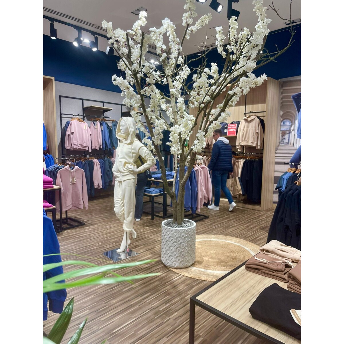 Drzewo kwitnącej jabłoni białej na naturalnym pniu 280 cm