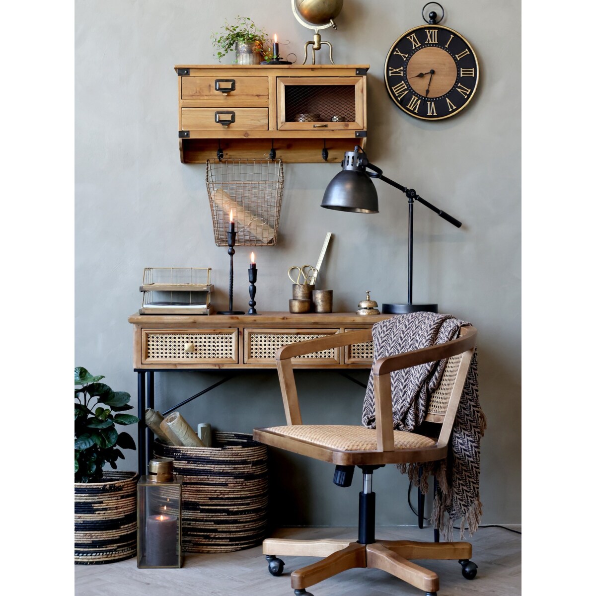 Krzesło biurowe retro z podłokietnikami i plecionką wiedeńską