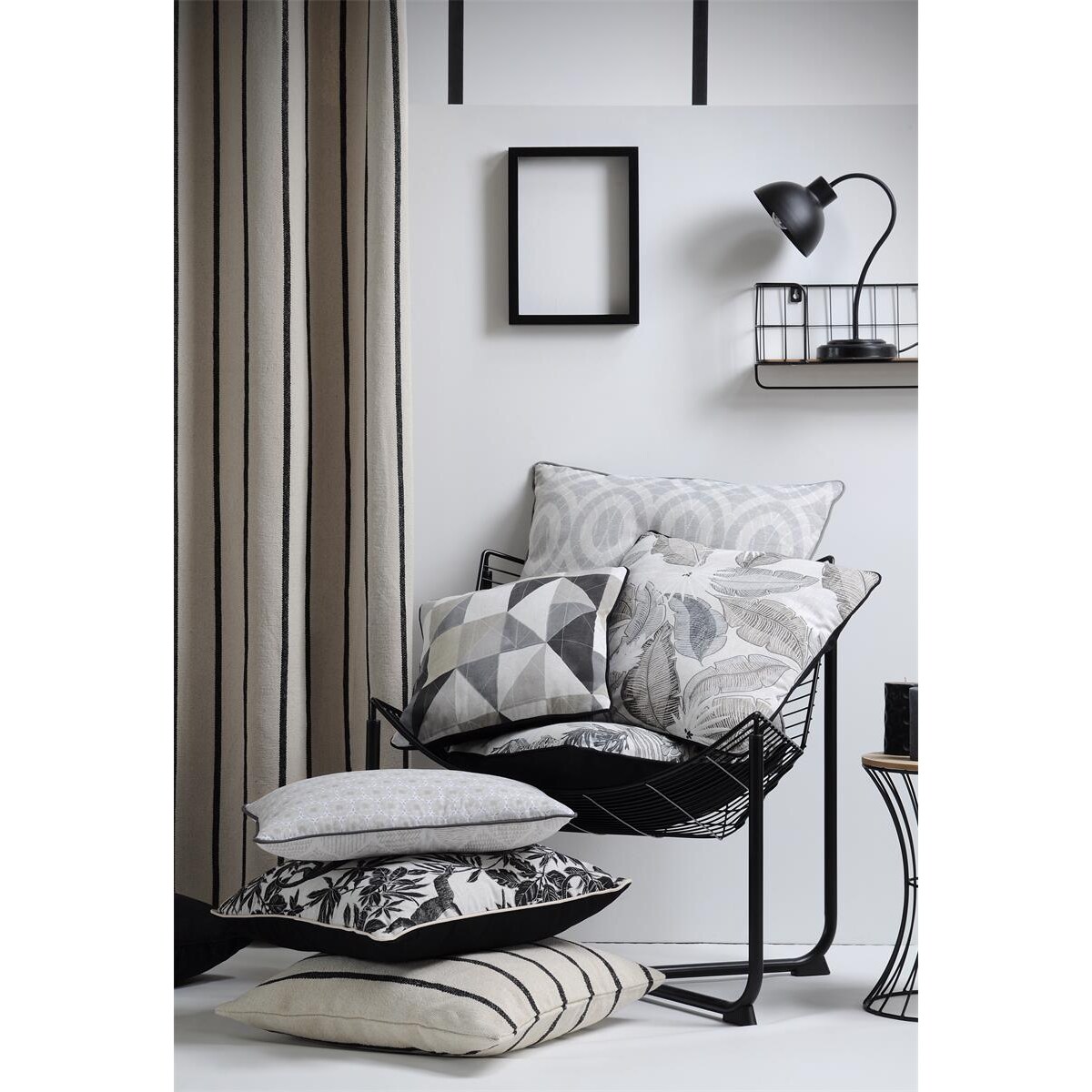 Bawełniana zasłona na przelotkach TROP czarne paski, 135 x 260 cm