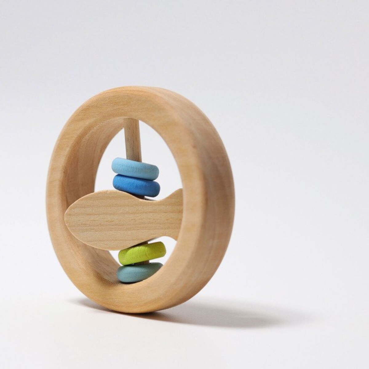 Grzechotka okrągła z rybką dla niemowlaka drewniana niebieska 0+ Grimm's