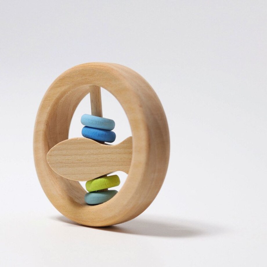 Grzechotka okrągła z rybką dla niemowlaka drewniana niebieska 0+ Grimm's