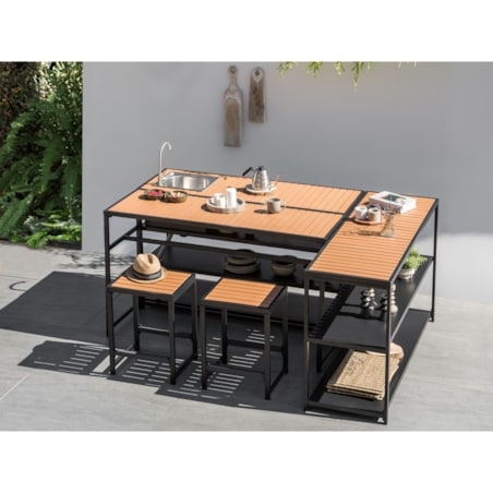 Kuchnia ogrodowa ze stołem barowym i zlewem czarna z jasnym drewnem AVETRANA