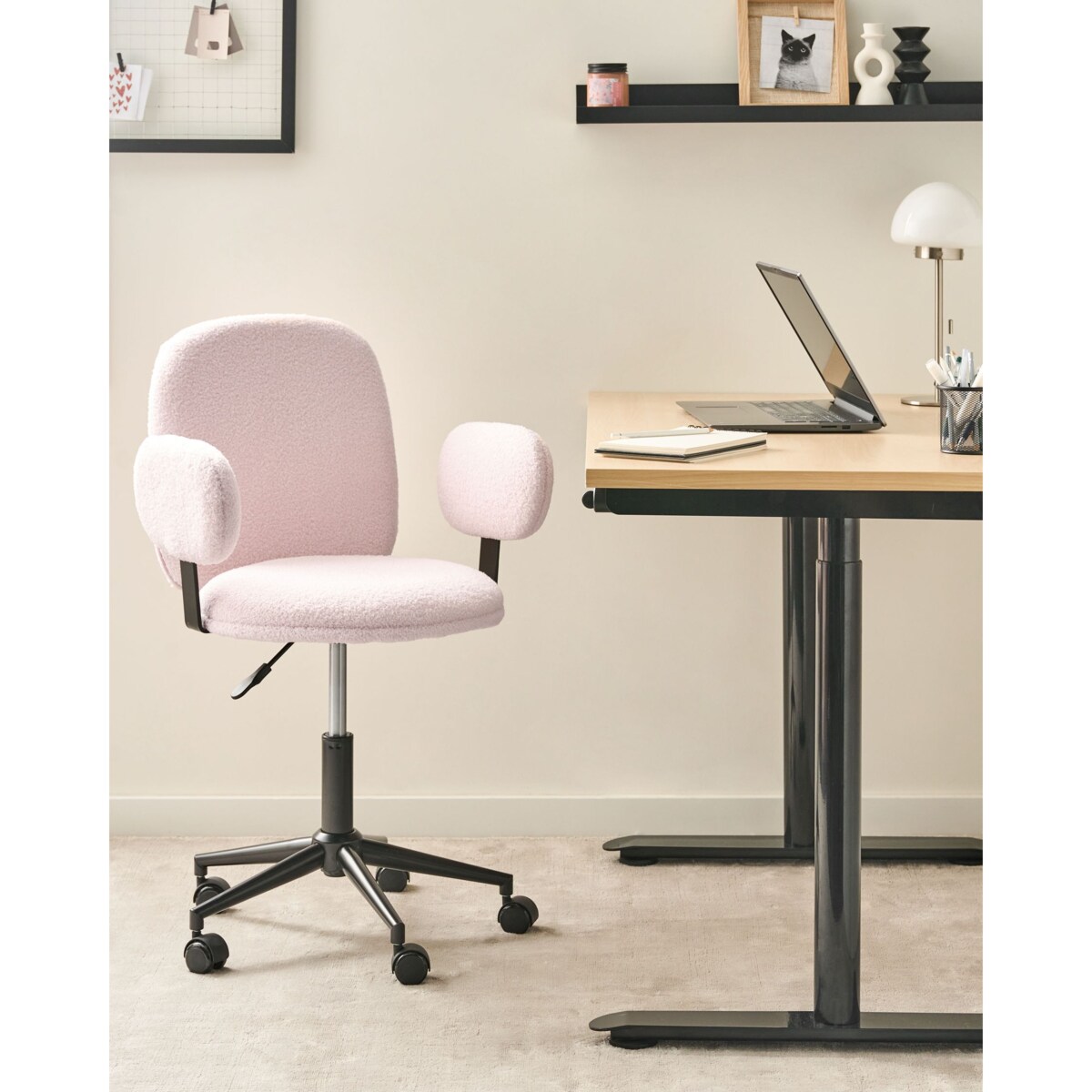 Krzesło obrotowe MORAGA Boucle Pastelowy róż