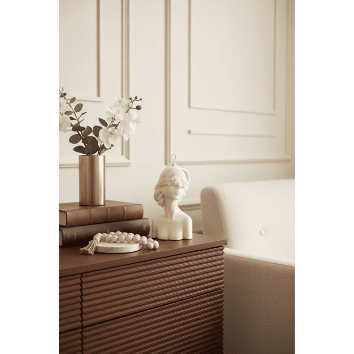 Świeca dekoracyjna Camila – kobieca sylwetka w kolorze ecru