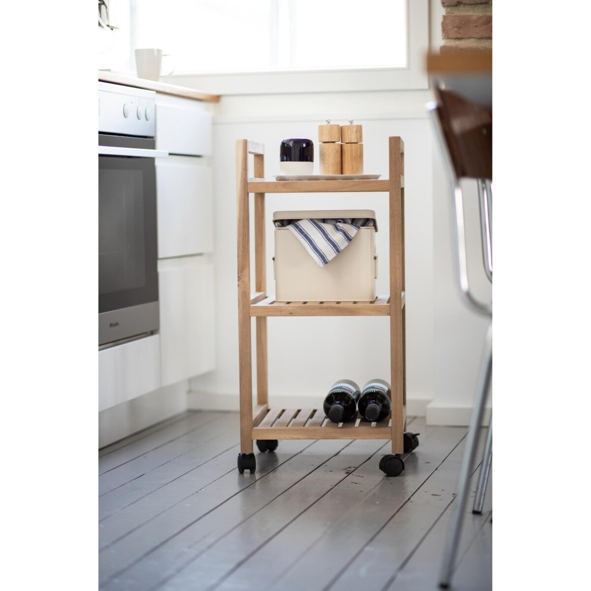 Regał łazienkowy na kółkach ACINA z trzema półkami, drewno akacjowe, WENKO