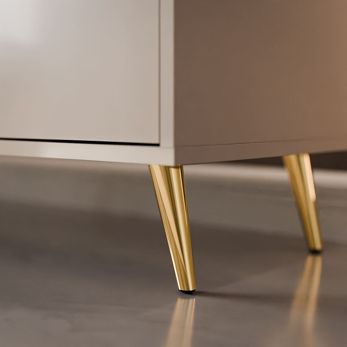 Trzydrzwiowa komoda SANAYI na wysokich, skośnych, złotych nóżkach, kaszmir połysk