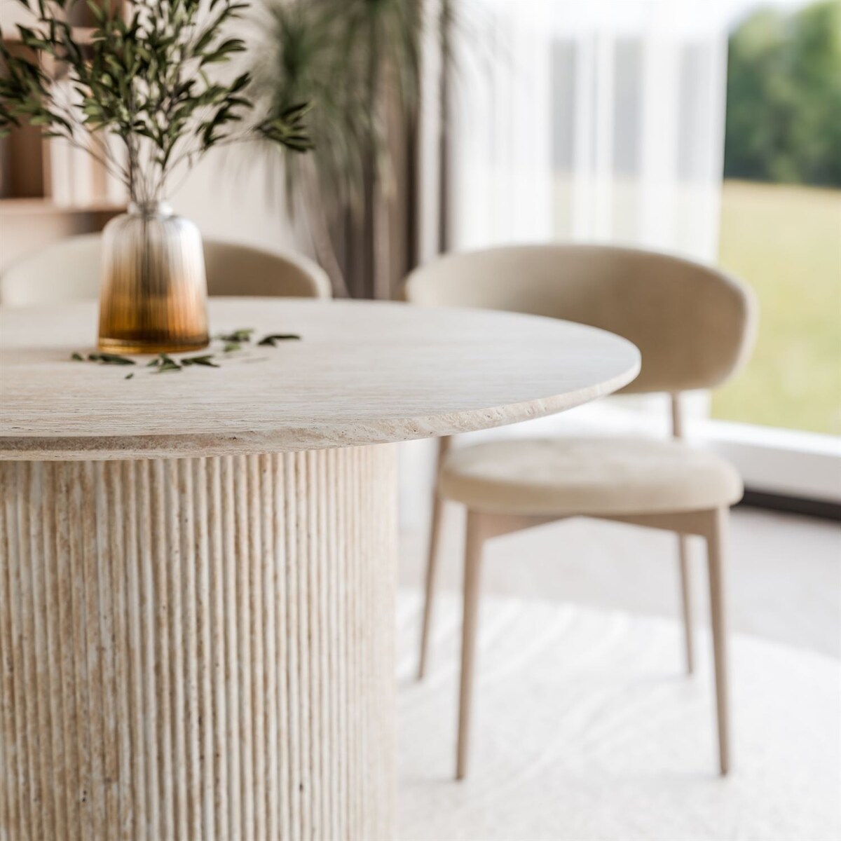Okrągły stół do jadalni OVI z ryflowaną podstawą, piaskoweic