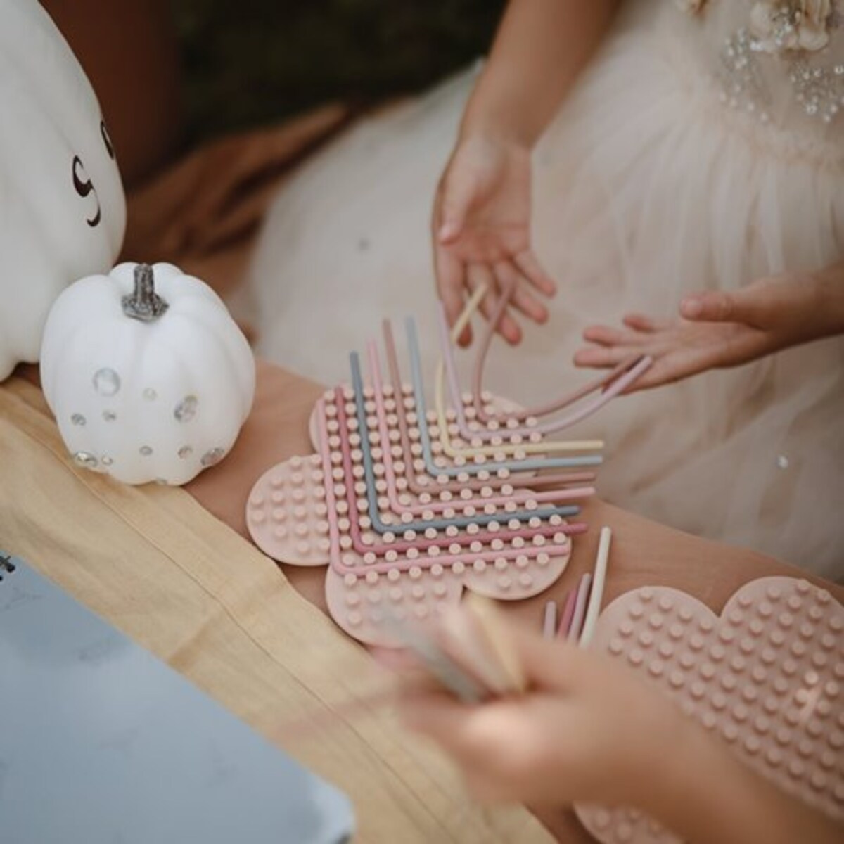 Mushie Tablica sensoryczna labirynt przeplatanka Kwiatek