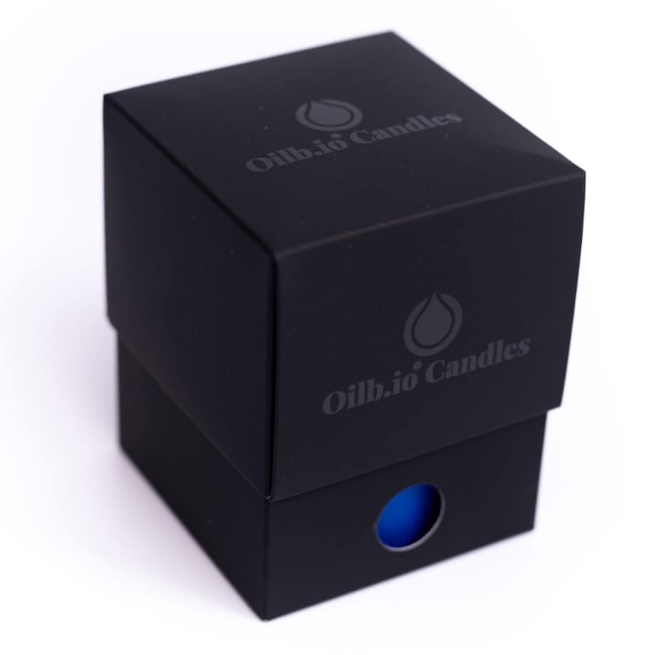 świeca Happy Hue Scents Deep Azure Calm — zapal i poczuj elegancki spokój wokół siebie.