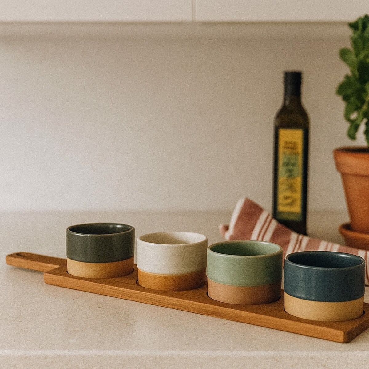 Ceramiczne miseczki na przekąski VOYO, 4 sztuki na podłużnej tacy