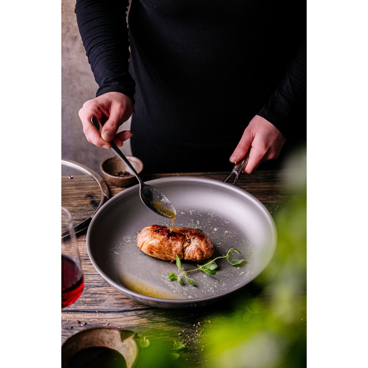 Profesjonalna patelnia stalowa Amitsu 28 cm z pokrywką Na indukcje Na gaz Nierdzewna