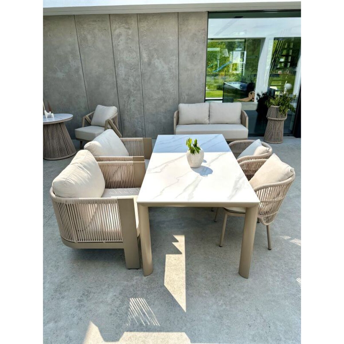 ALUMINIOWY STÓŁ AZZURA W KOLORZE SZAMPAŃSKIM