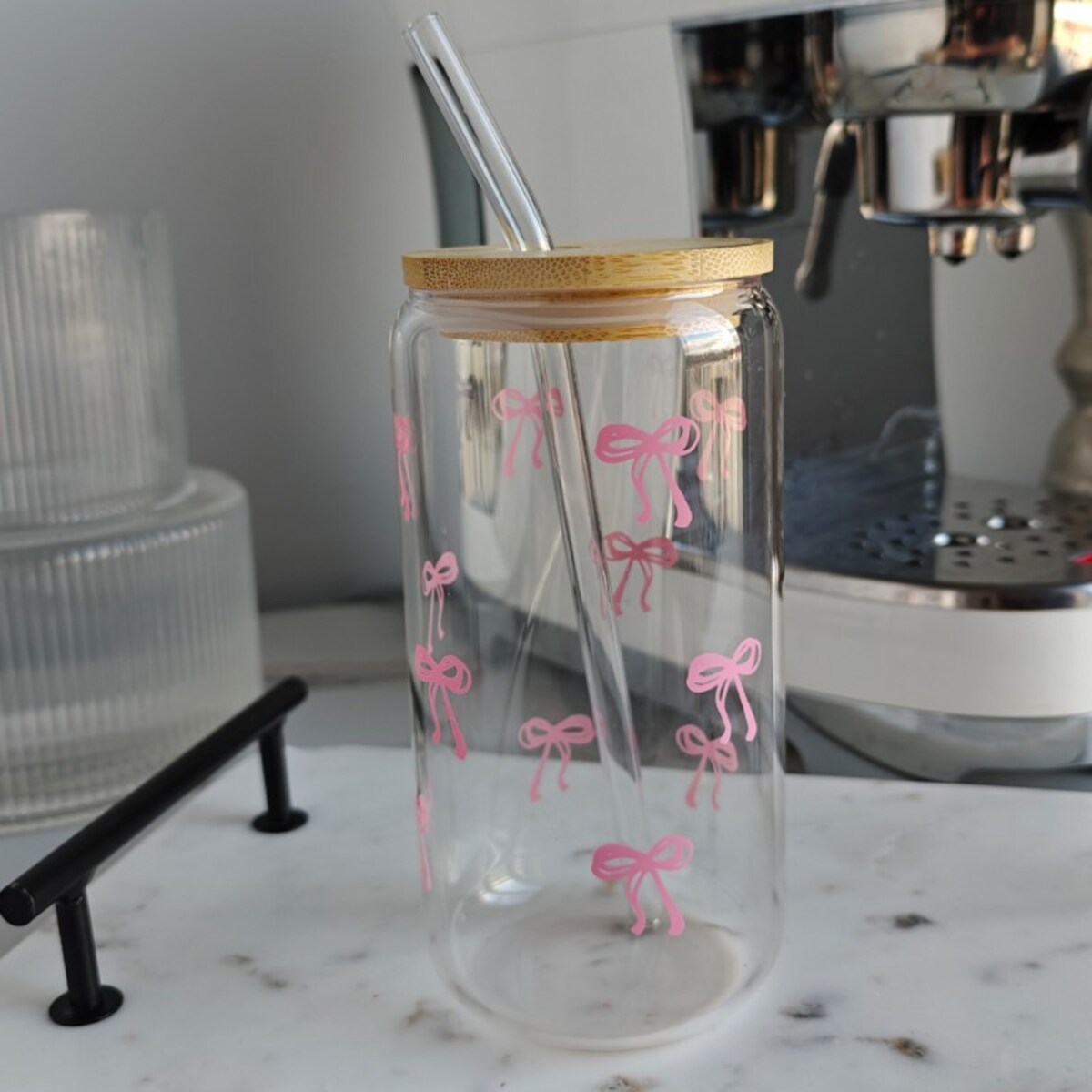 Szklanka, różowe kokardki - z rurką i bambusową pokrywką 500 ml - SZK131