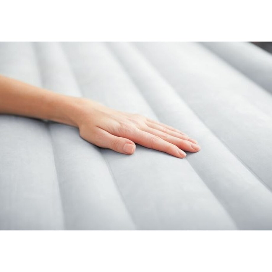 Materac welurowy z pompką 203x152x56 cm INTEX