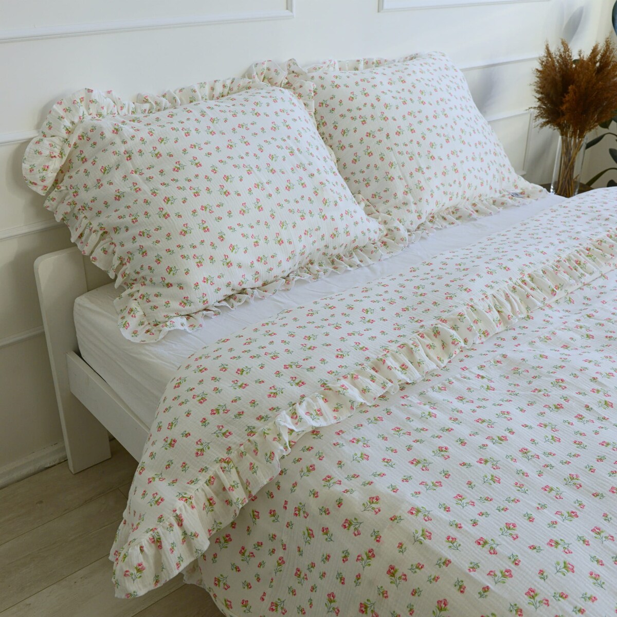 Pościel Muślinowa Z Ozdobną Falbanką Komplet Zestaw 140X200 Cm Czerwone Kwiatki + Poduszka 70X80 Cm