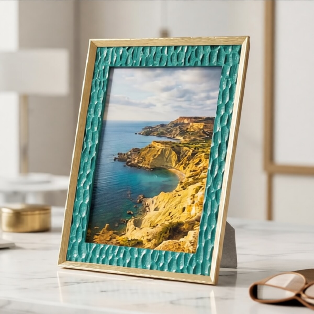 Ramka na zdjęcia Grent, zdjęcie 15 x 20 cm, kolor zielony i złoty, żywica syntetyczna i szkło, rama 20,3 x 2 x 25,3 cm, styl glamour, Mauro Ferretti