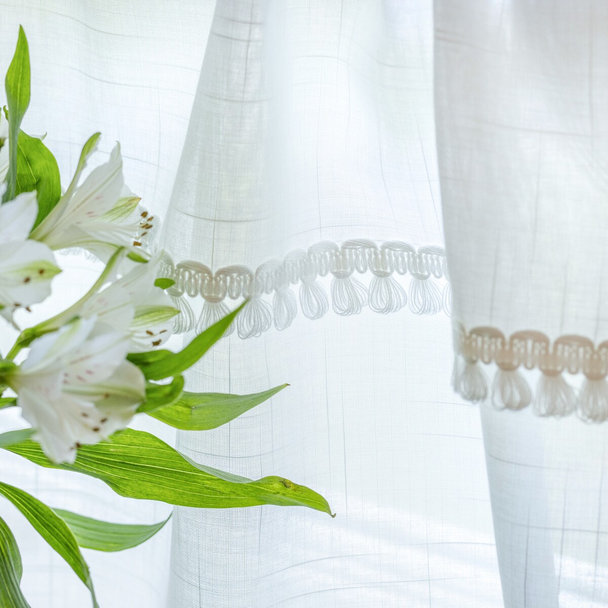 Zazdrostka z frędzelkami na metry wys. 40cm+2,5cm grzywka 390x0 prześwitujący biały