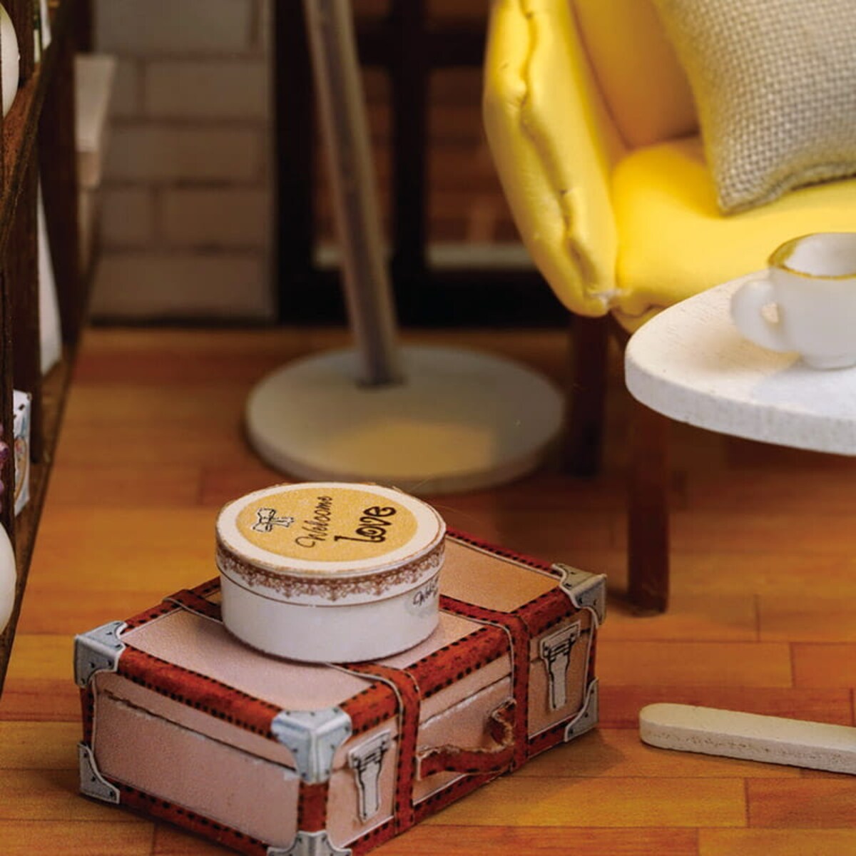 Miniaturowy domek - Chwila z książką