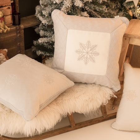 Srebrna poduszka zimowa Snowflake IV 50x50 cm