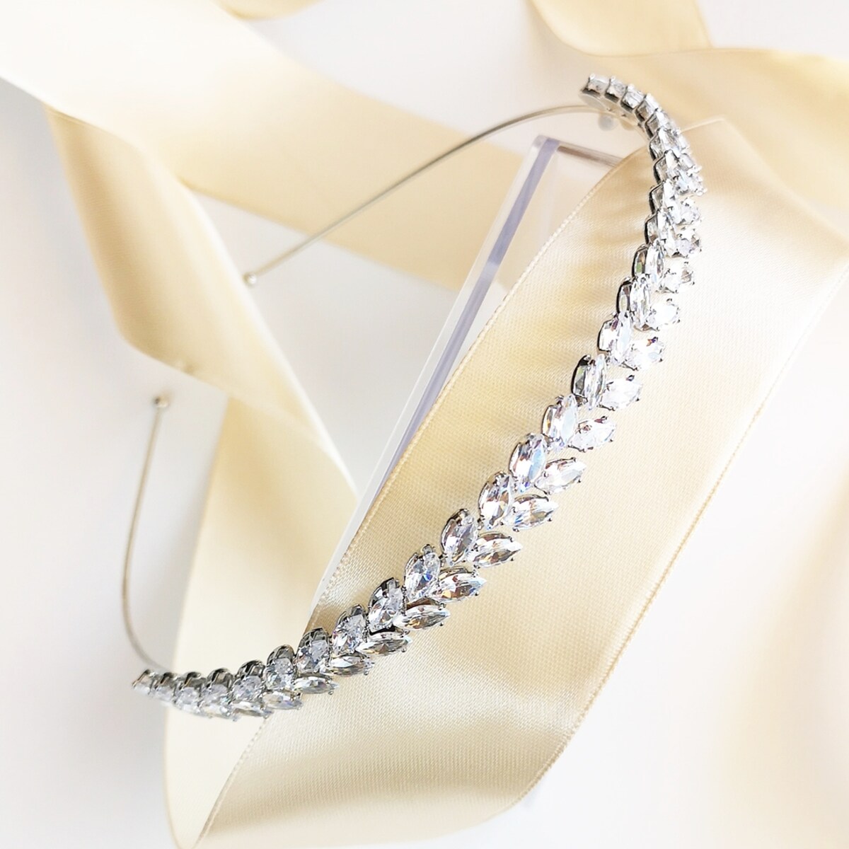 Delikatna opaska CYRKONIE srebrna ślubna piękna LISTKI