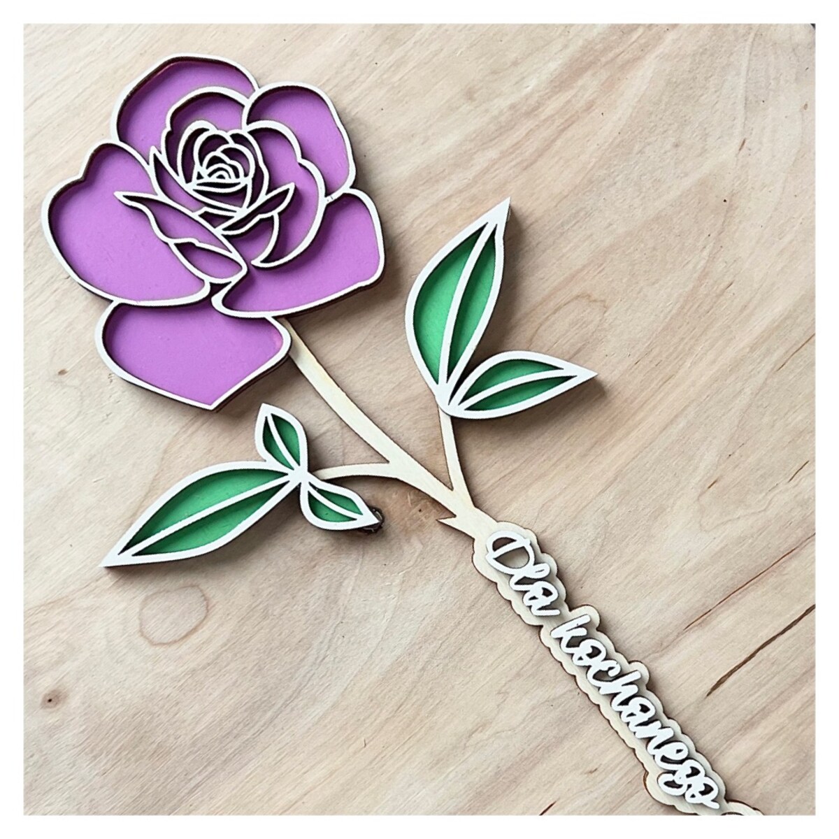 Duża drewniana róża z okazji Dnia Dziadka