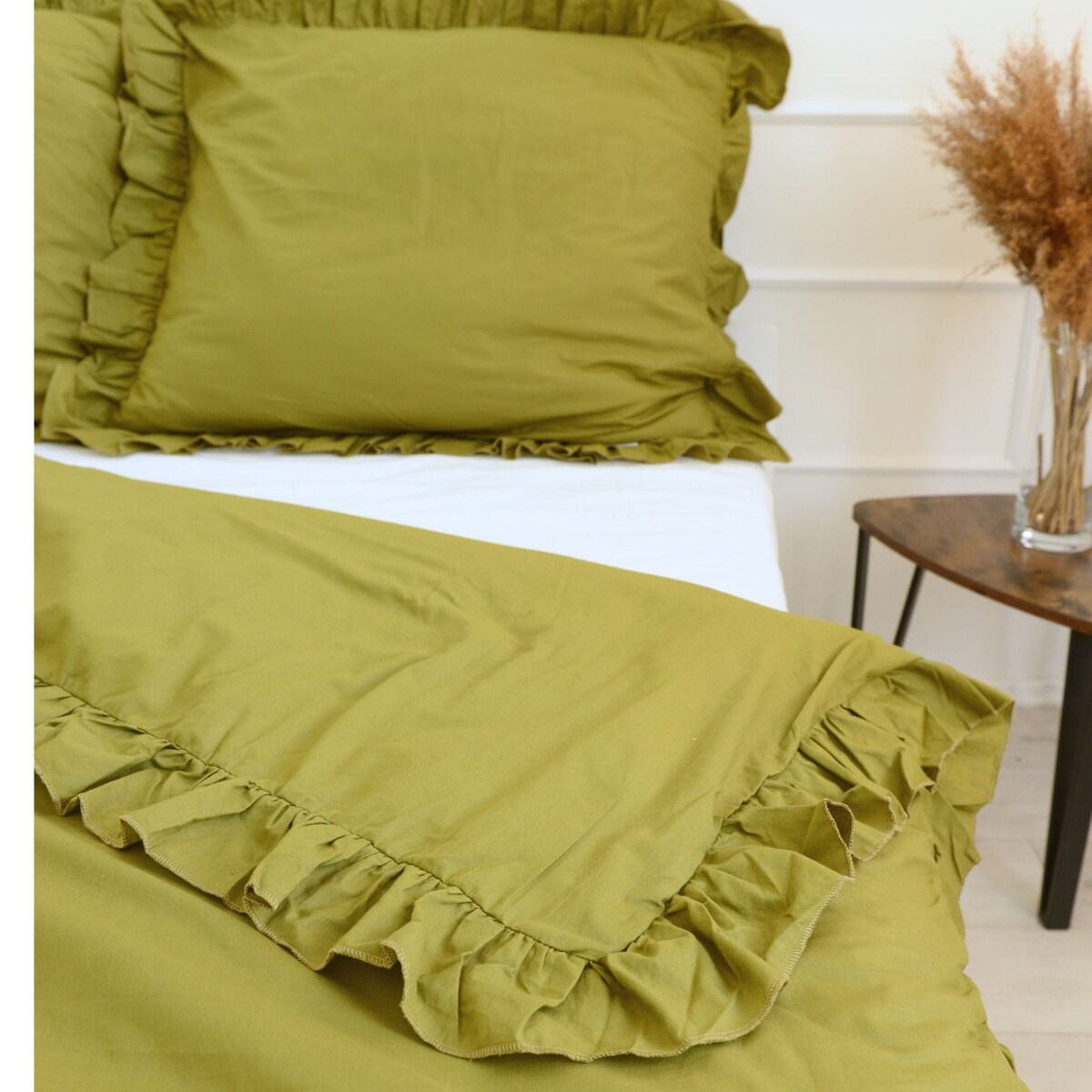 Pościel bawełniana z falbanką oliwkowa 220x200 + 2x50x60