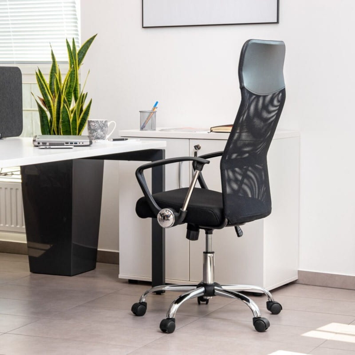 ERGONOMICZNY FOTEL OBROTOWY W KOLORZE CZARNYM