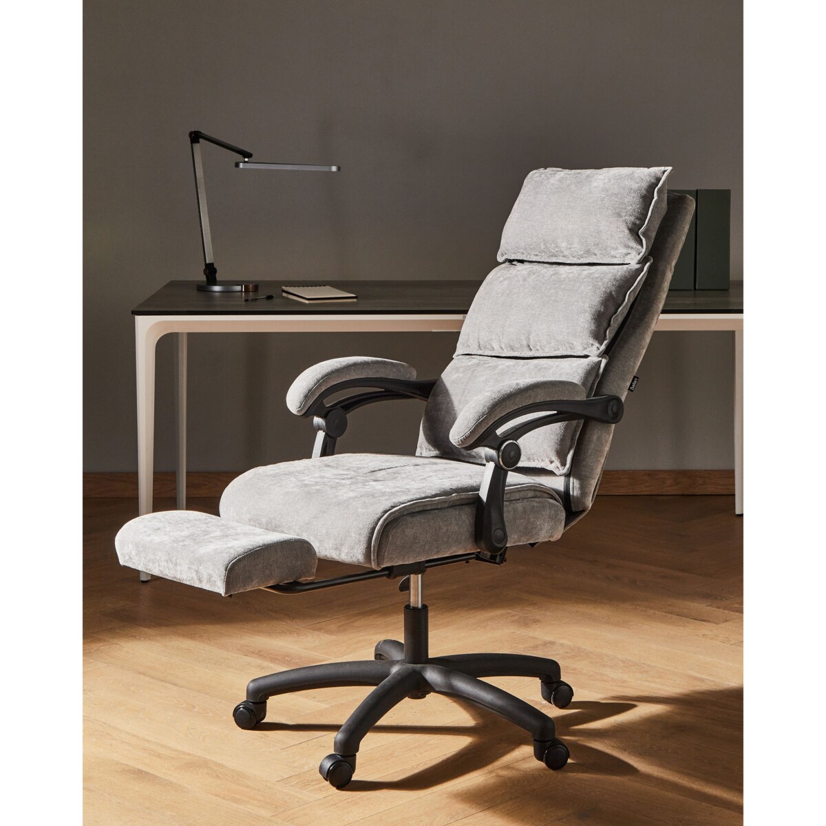 Fotel biurowy Z wysuwanym podnóżkiem EATON Szenil Szary