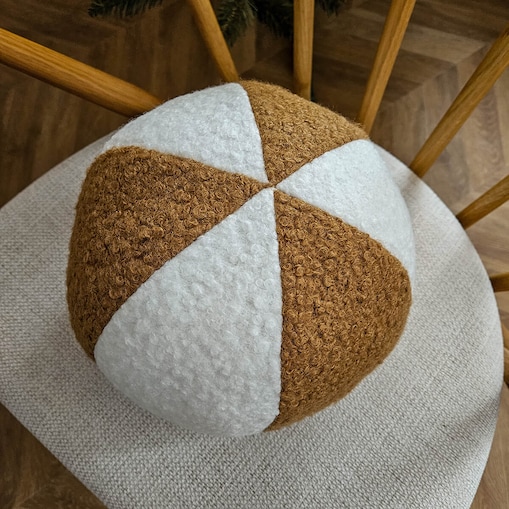 Poduszka SOFT LOOP | biało - karmelowa kula