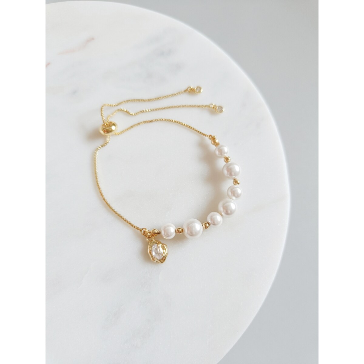 Bransoletka robiona z perłami PERŁOWA zawieszka regulowana złota efekt