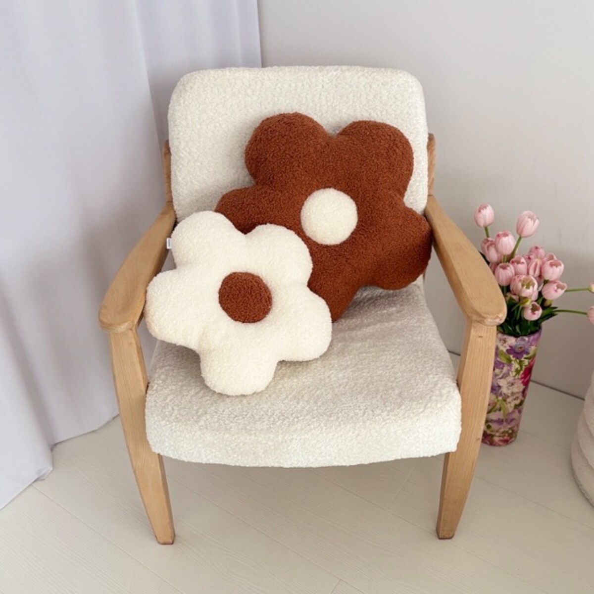 Poduszka boucle duży Kwiatek rudy / biały