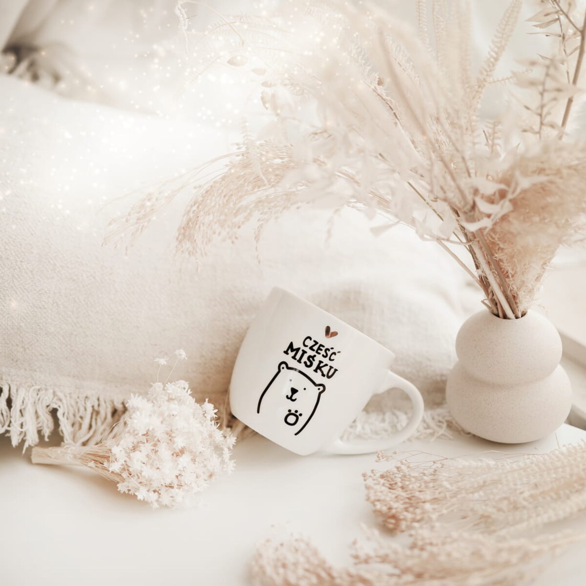 Biały kubek porcelanowy 300 ml - Złote serce i napis cześć miśku dla chłopaka na walentynki