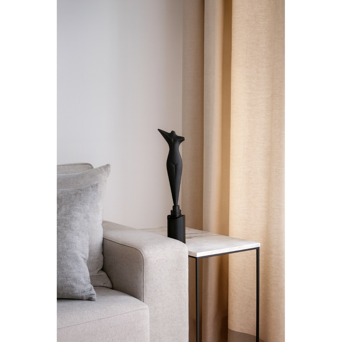 FIGURKA DEKORACYJNA ARMANDA CZARNA