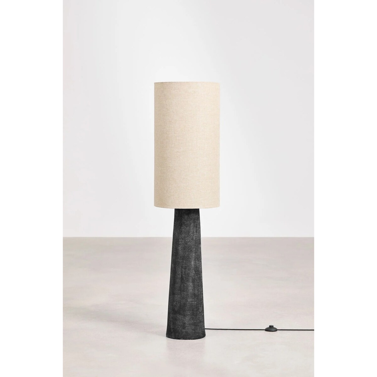 Lampa podłogowa Loana z lnu i włókna szklanego czarna 140 cm