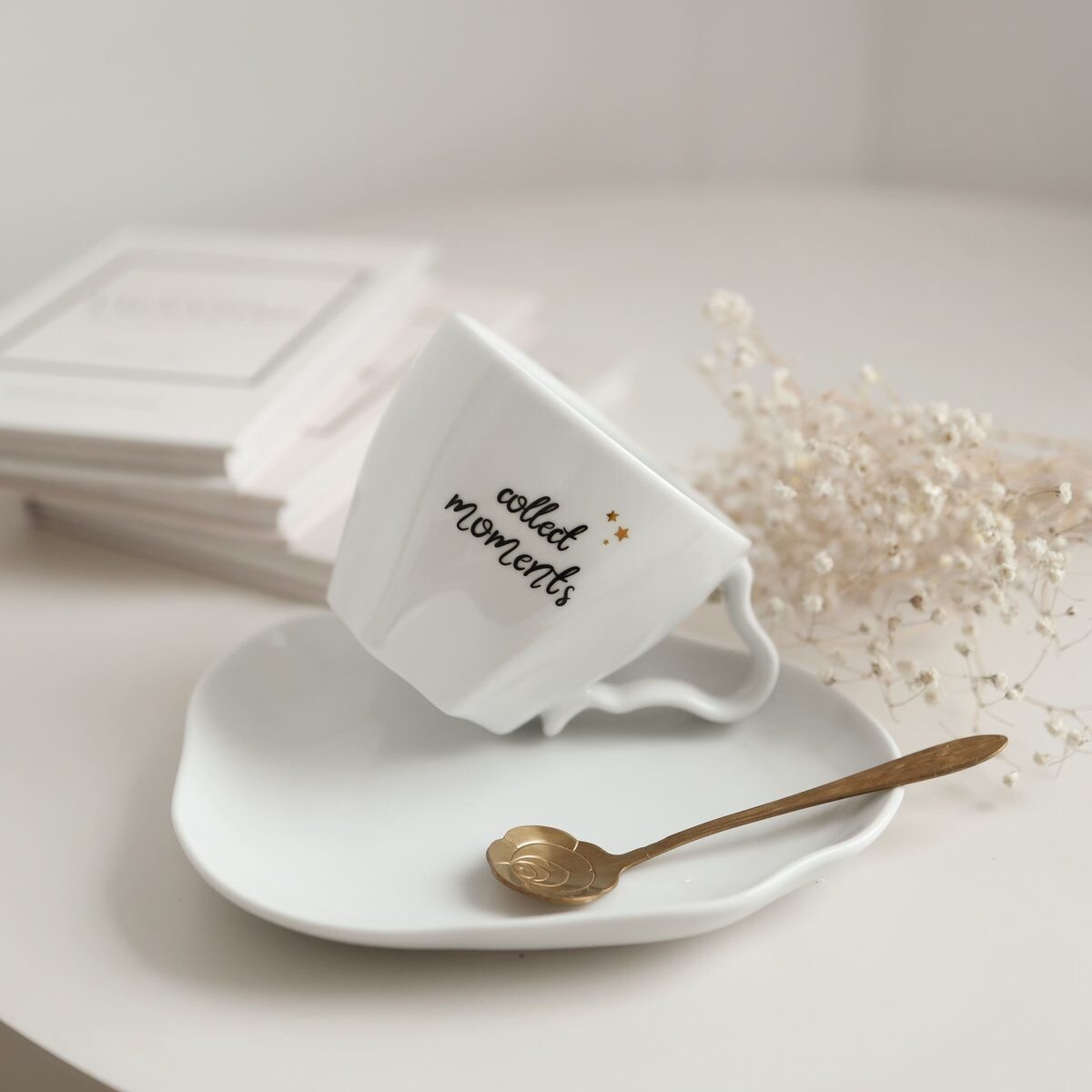 Asymetryczna filiżanka porcelanowa 200 ml ze spodkiem "Collect moments" ze złotymi gwiazdkami - prezent dla niej