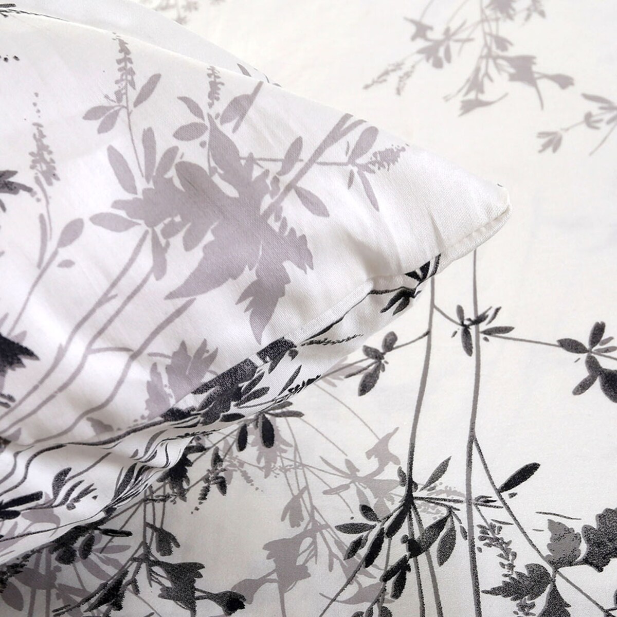 Pościel satyna bawełniana 180x200 Noira biała z czarnym i szarym botanicznym wzorem, Satynlove