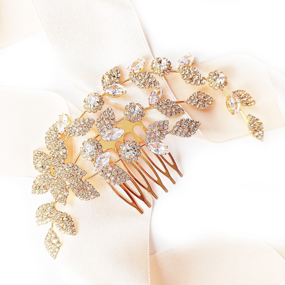 Złoty rozłożysty grzebyk ślubny z motywem listków i cyrkonii