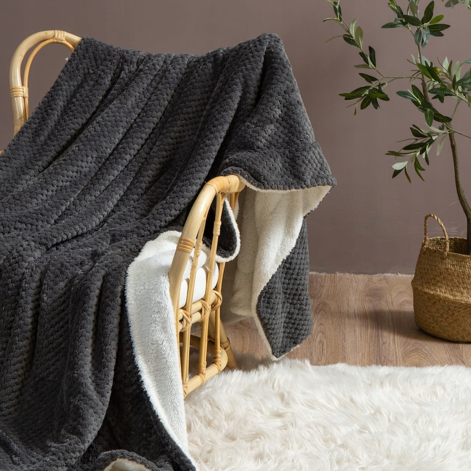 Grafitowy Koc Narzuta z Mikrofibry Baranek 150x200 Sherpa