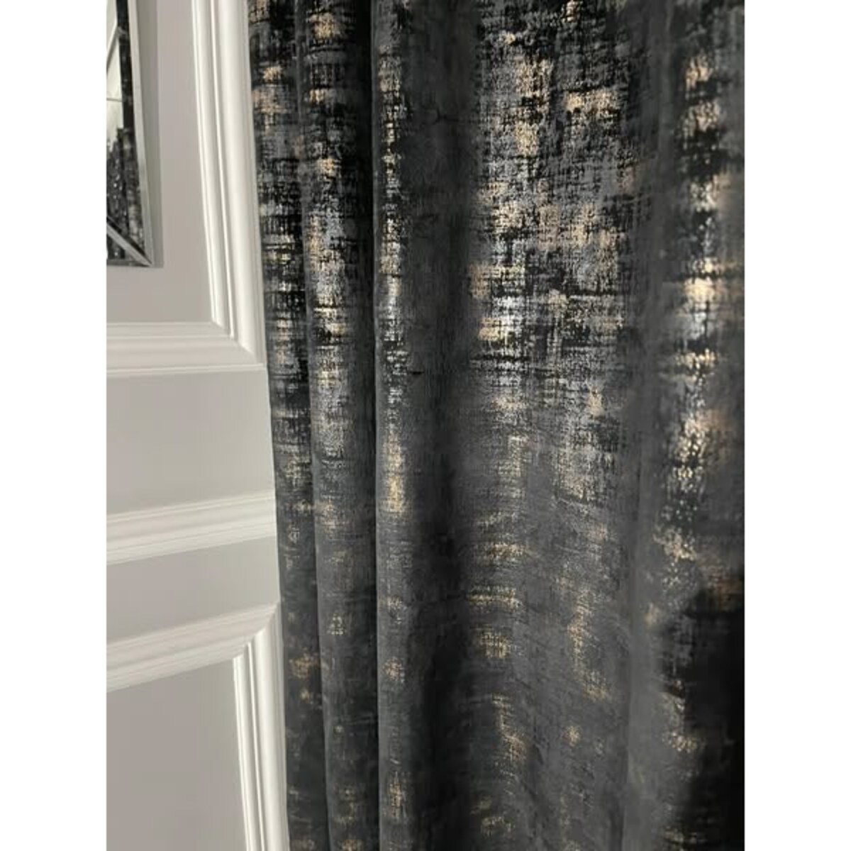 Zasłona ze złotymi przetarciami 140x270 cm na taśmie marszczącej | czarna ze złotem