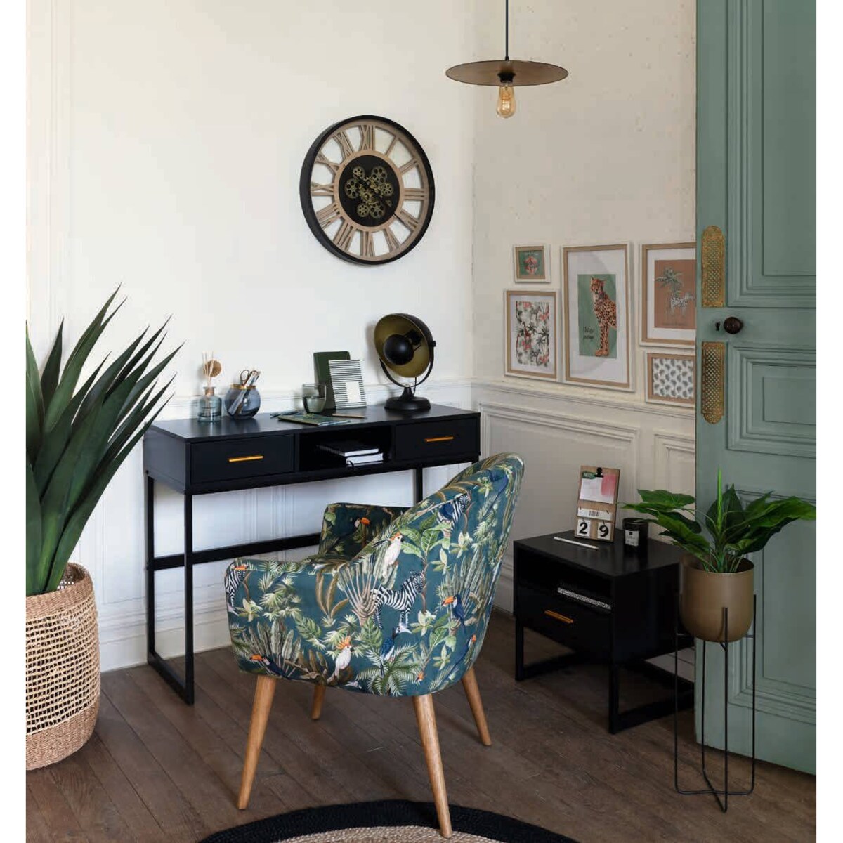 Zestaw składający się z dwóch doniczek w kolorze złotym umieszczonych na metalowym stojaku.