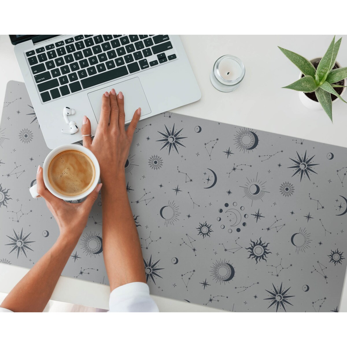Szara mata na biurko Kosmiczne wzory, 100x50 cm