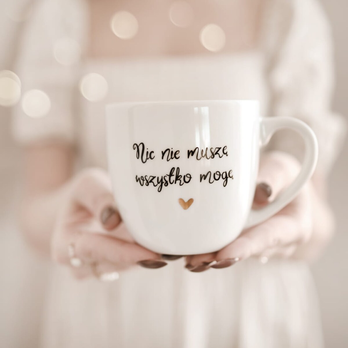 Biały kubek porcelanowy 300 ml „Nic nie muszę wszystko mogę" ze złotym sercem - prezent motywacyjny dla niej, na urodziny, Dzień Kobiet