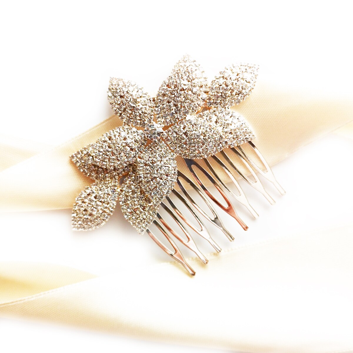 Grzebyk ślubny wysadzany cyrkoniami z motywem listków złoty