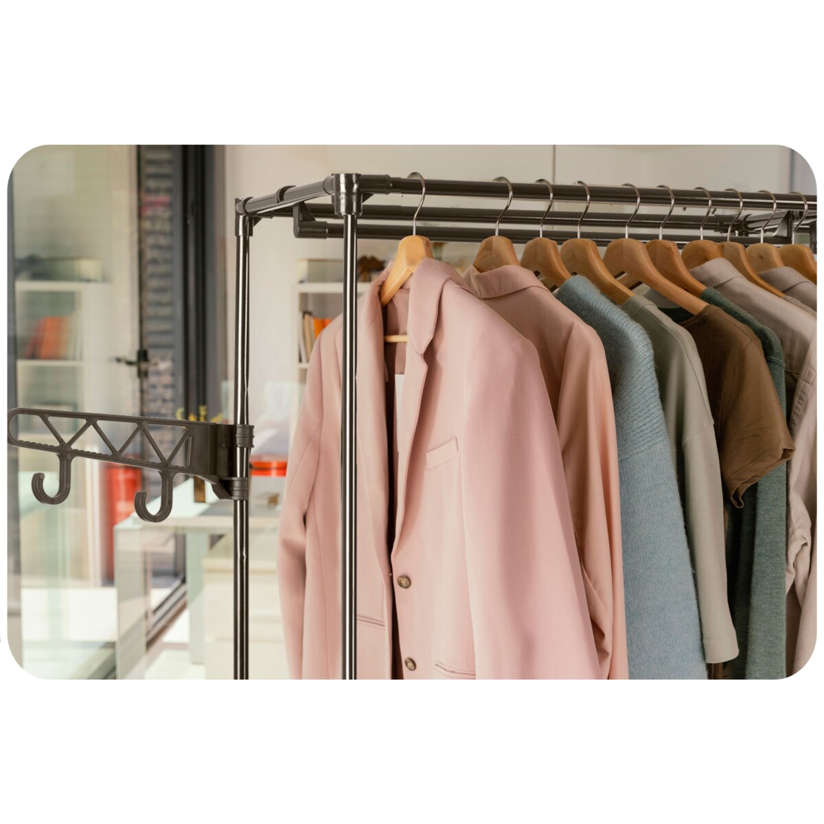 Stojak na ubrania wieszak stojący z półkami Massido