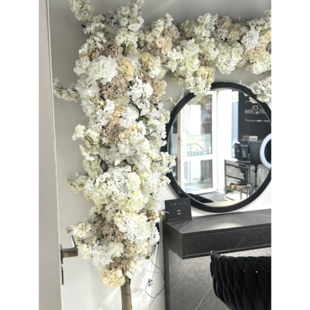 Instalacja z kwiatów białych i beżowych 220cm x 270cm