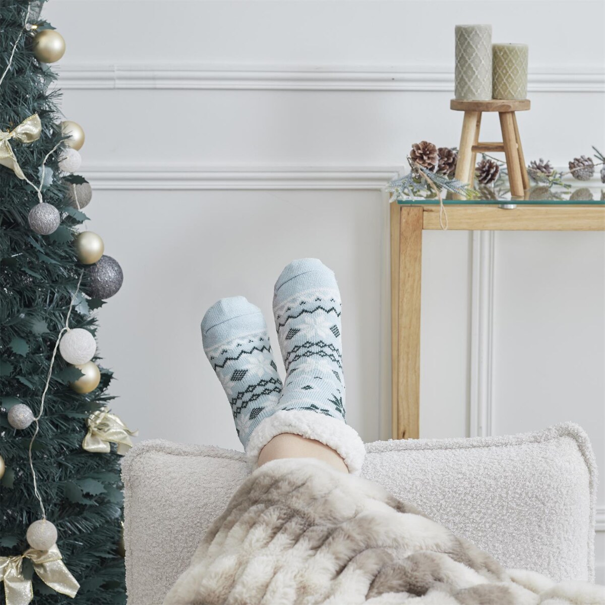 CIEPŁE SKARPETY niebieskie W ŚNIEŻYNKI z poliestru